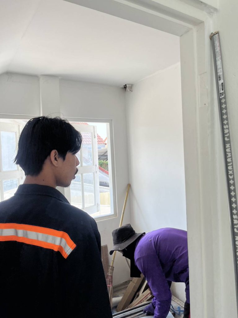 ช่างไฟเข้าดูหน้างาน