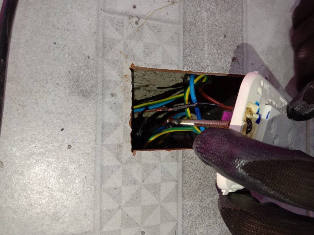 สายไฟชำรุดในปลั๊ก