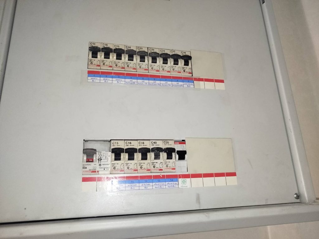 เบรกเกอร์ (circuit breaker)