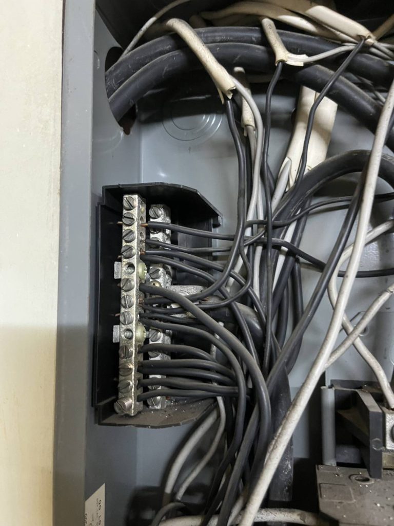 จุดต่อสายไฟในตู้โหลด