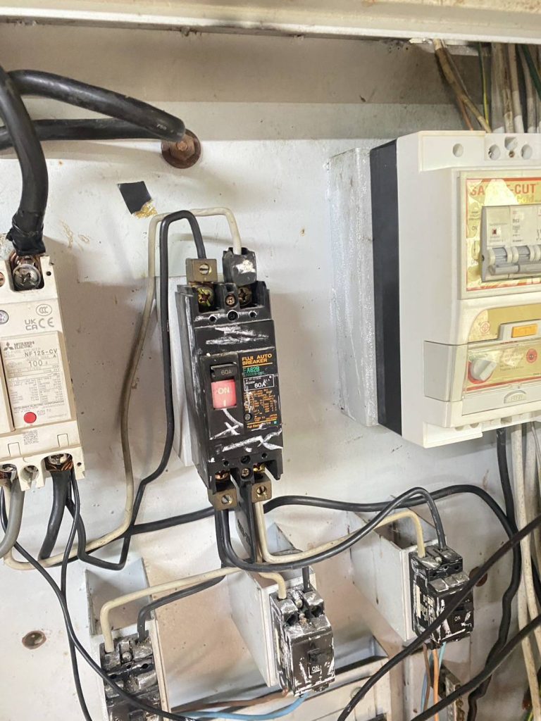 เบรกเกอร์