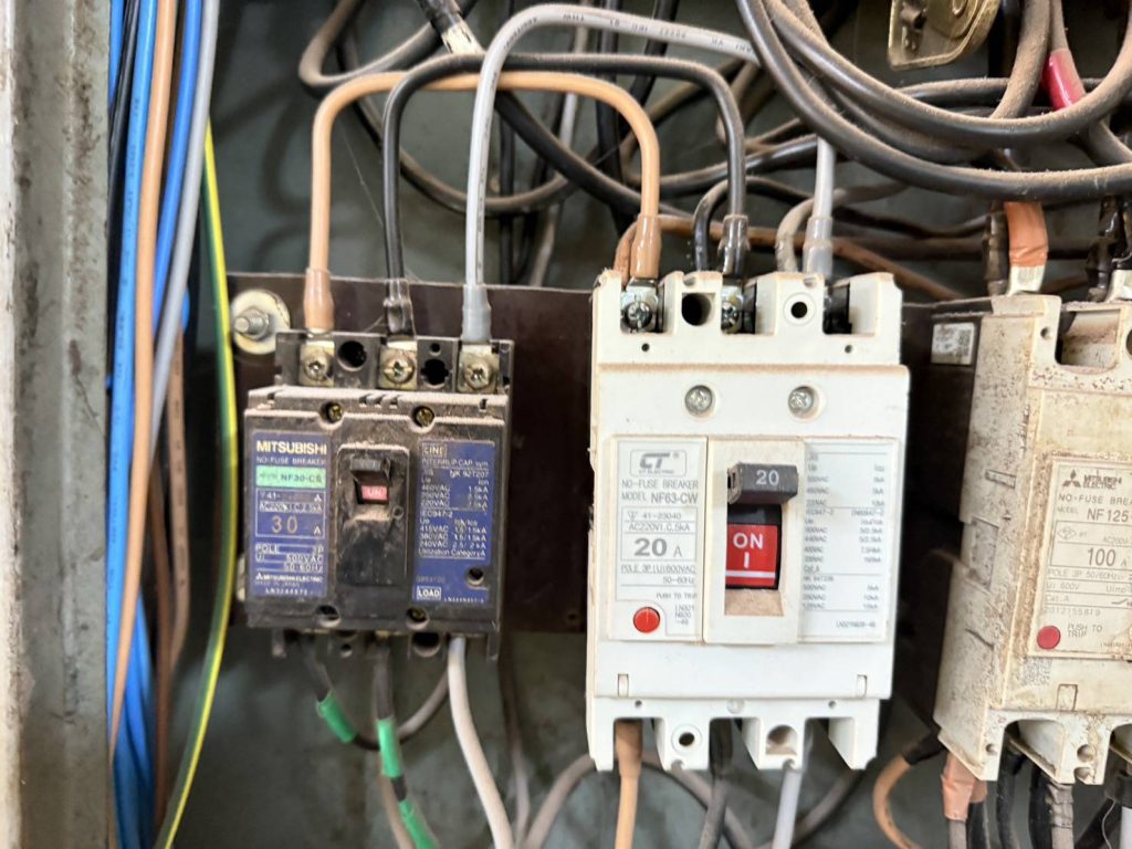 เมนเบรกเกอร์