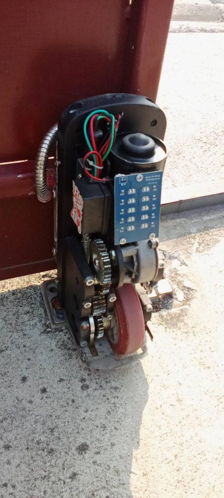 “ชุดมอเตอร์และเฟืองขับสำหรับระบบประตูรีโมท พร้อมแผงวงจรควบคุมการทำงาน โดยทีมช่างไฟดอทคอม”