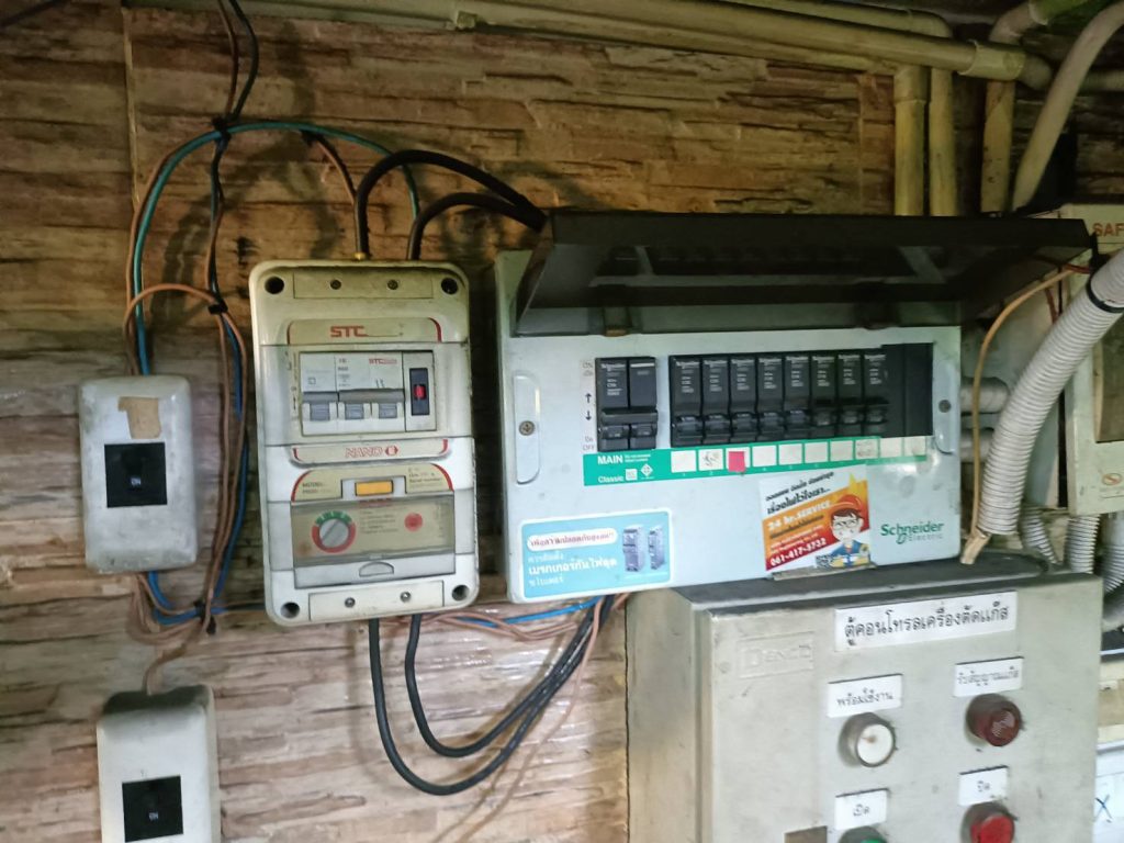 แผงควบคุมไฟฟ้า