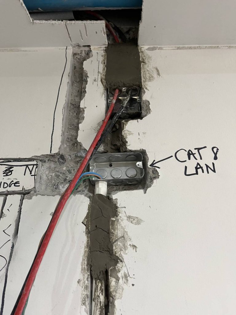 กรีดปูนฝังท่อสายไฟ