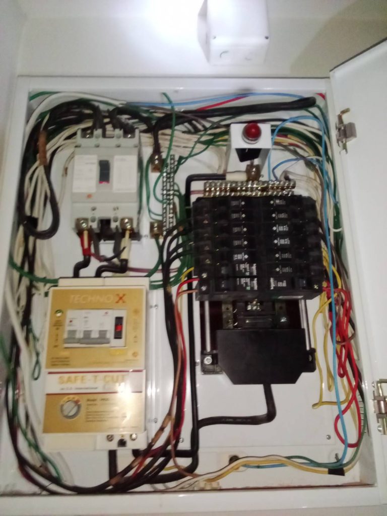 เครื่องตัดวงจรกระแสไฟฟ้ารั่วลงดินอัตโนมัติ