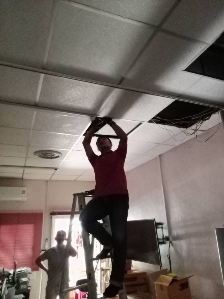 เปิดฝ้าเช็กสายไฟ