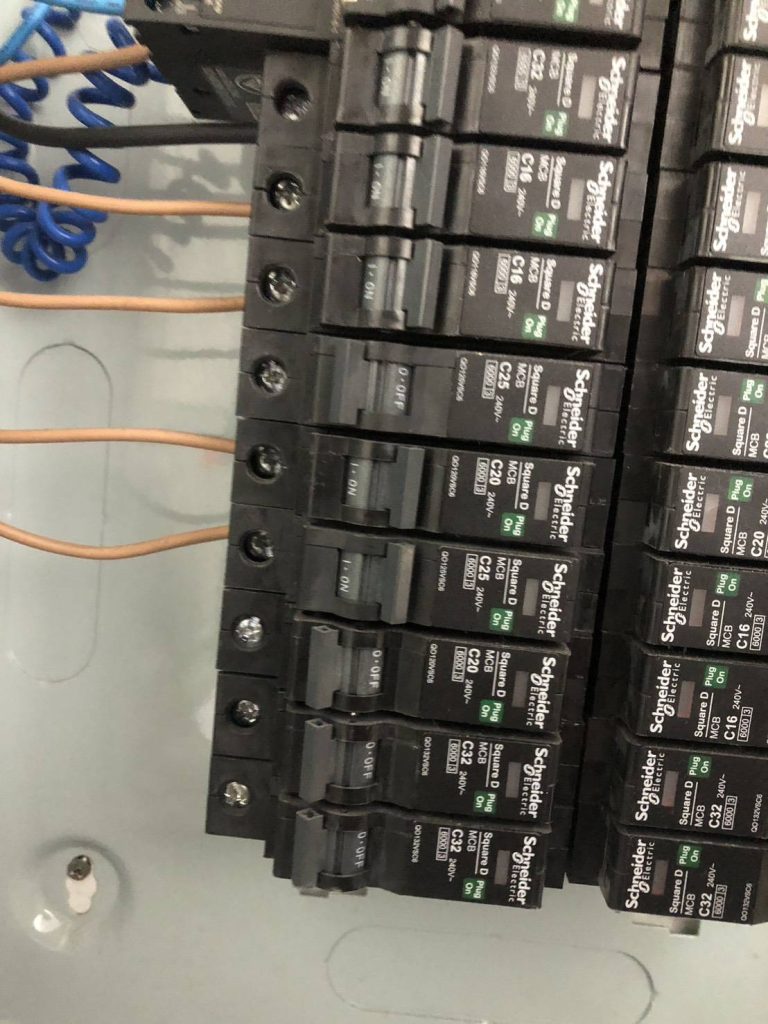 เบรกเกอร์ (circuit breaker)