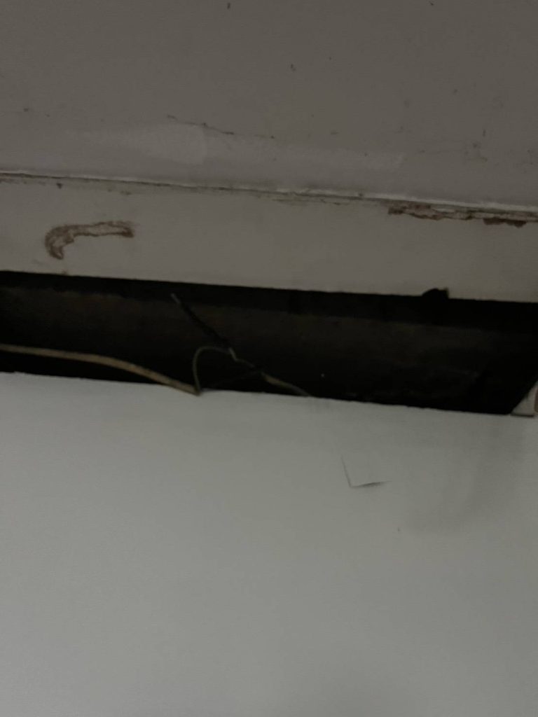 สายไฟใต้ฝ้า