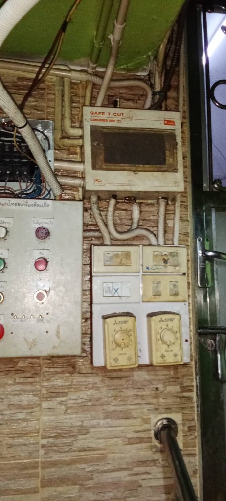 แผงควบคุมไฟฟ้า