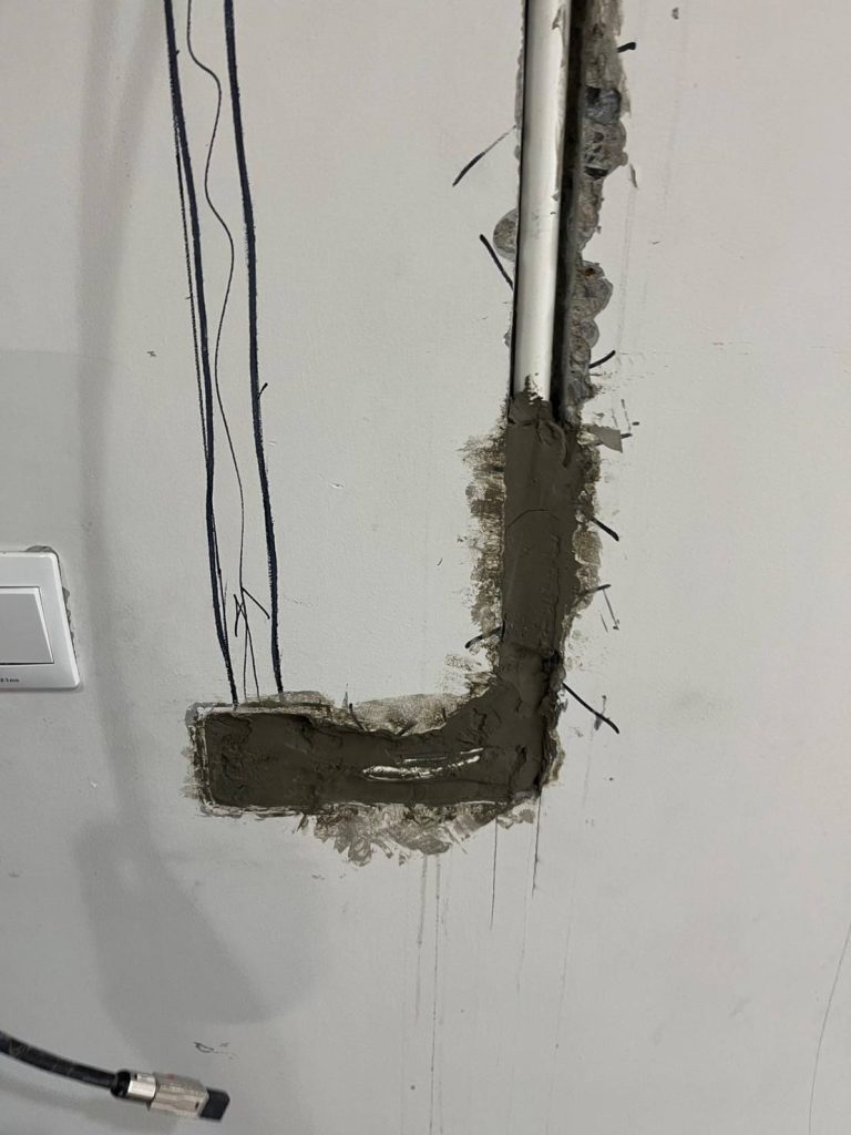 กรีดปูนฝังท่อสายไฟ