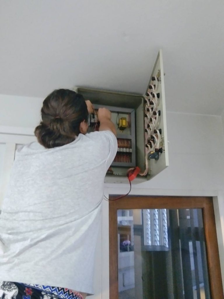 แผงควบคุมไฟฟ้า