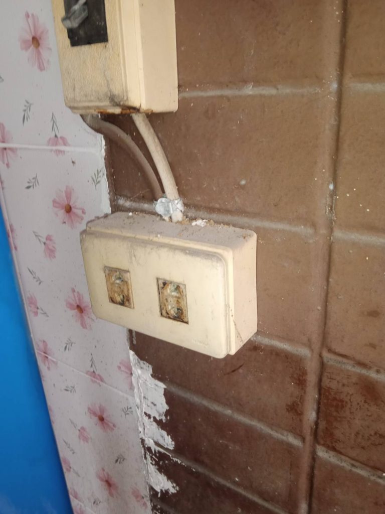 ปลั๊กไฟที่มีรอยไหม้จากการช็อต