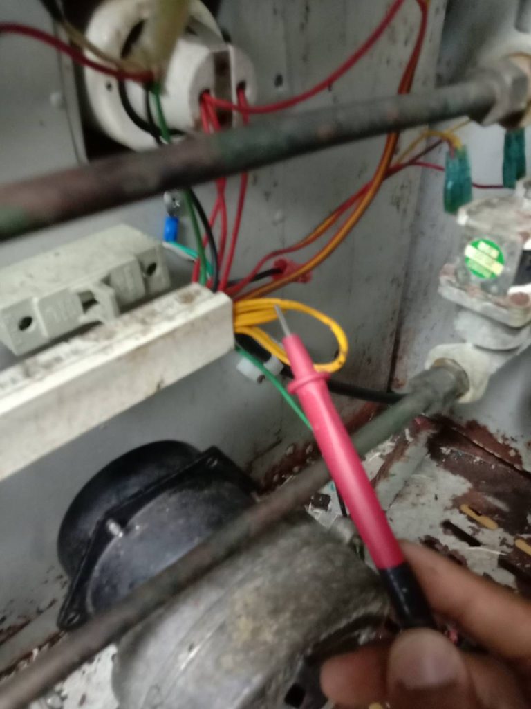 ใช้มัลติมิเตอร์ตรวจเช็กไฟฟ้าภายในเตาอบ