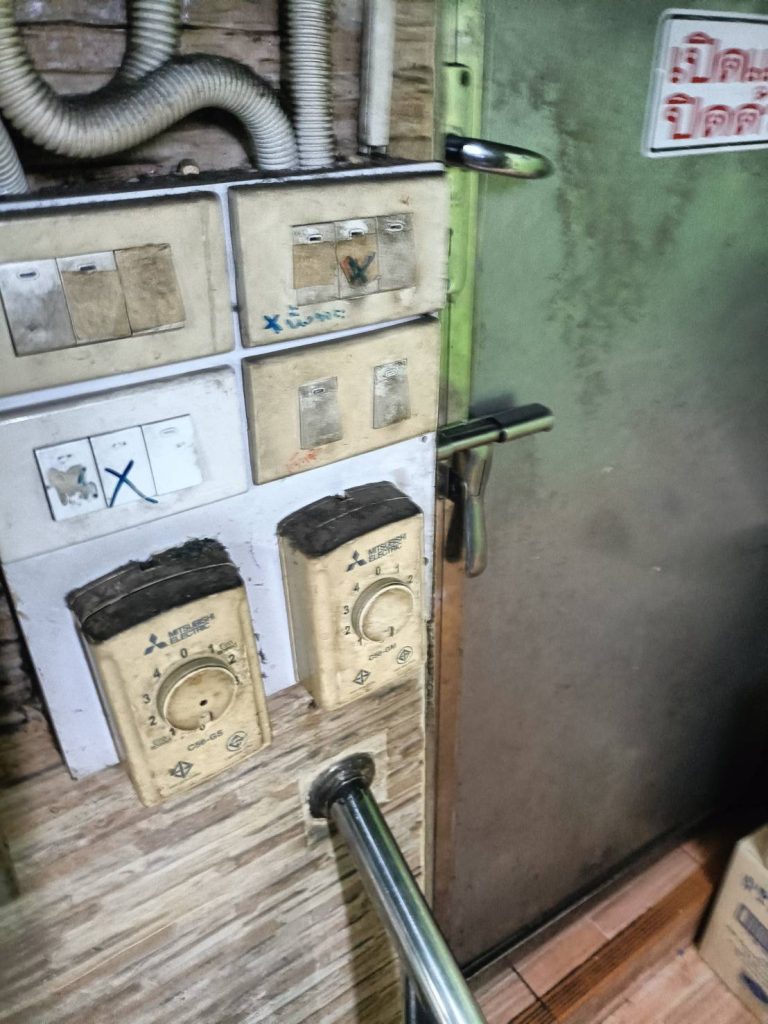 แผงควบคุมไฟฟ้า