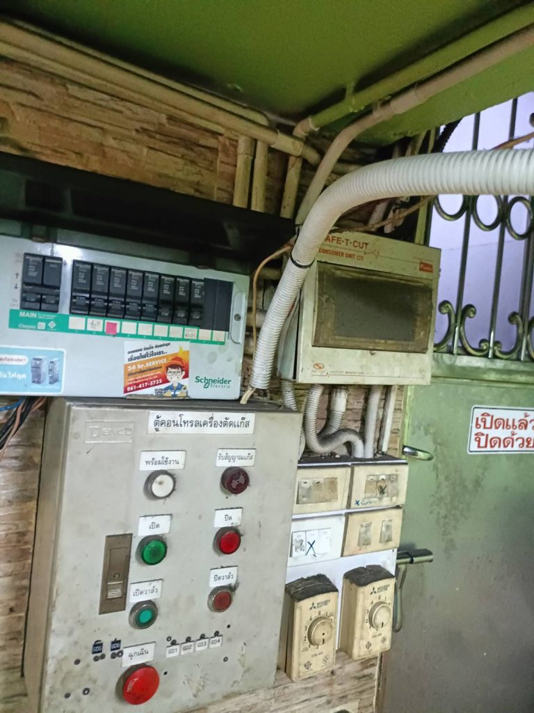 แผงควบคุมไฟฟ้า