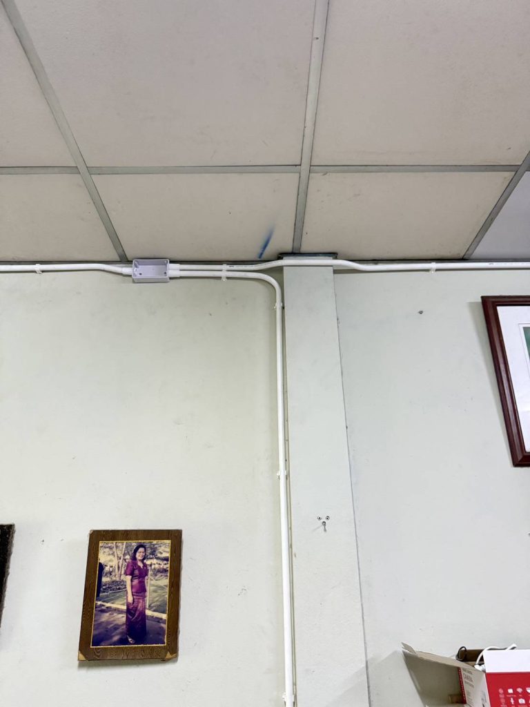 เดินท่อร้อยสายติดตั้งปลั๊ก