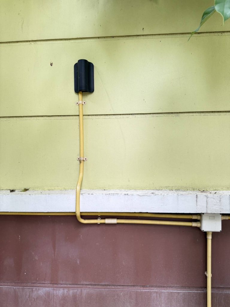 แนวท่อสายไฟและโคมไฟติดผนัง