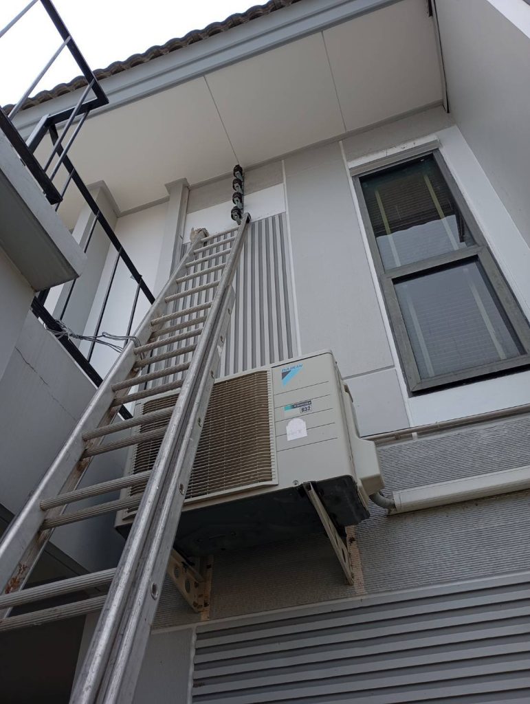 พาดบันไดเตรียมลากสายเมน