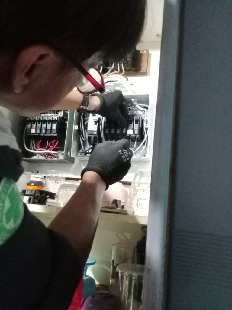 ซ่อมไฟหน้าตู้