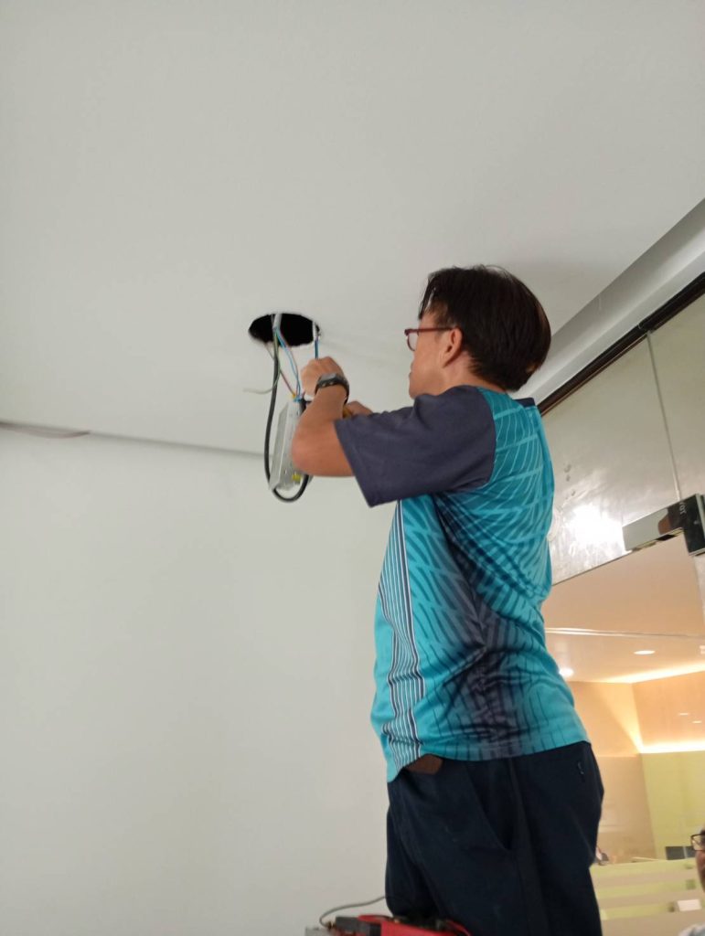 ตรวจเช็กสายไฟดาวน์ไลท์