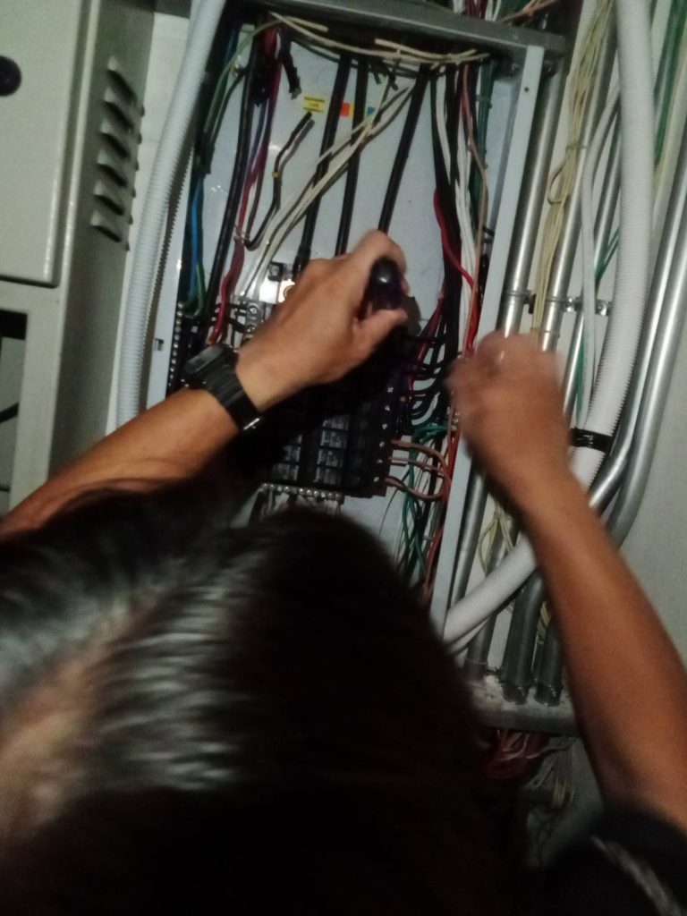 ซ่อมไฟตู้โหลดเซ็นเตอร์