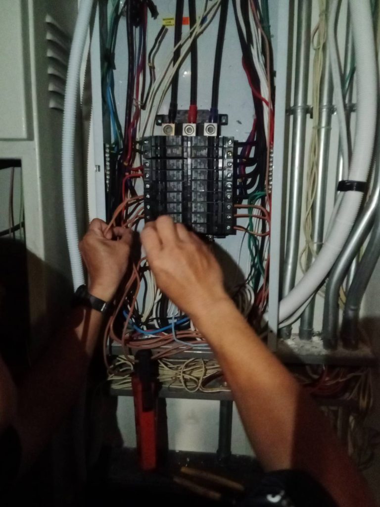 ซ่อมไฟตู้โหลดเซ็นเตอร์