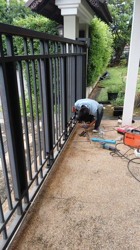 ช่างไฟฟ้าทำการซ่อมประตูรีโมท