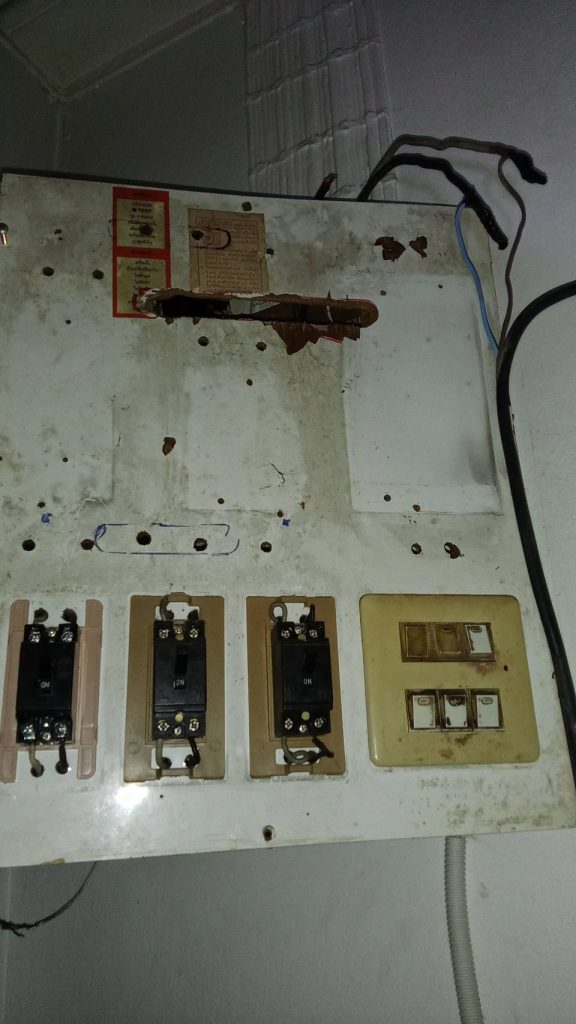 แผงควบคุมไฟฟ้า