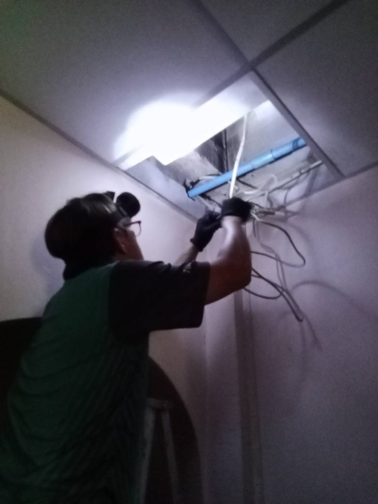 เปิดฝ้าเช็กสายไฟ