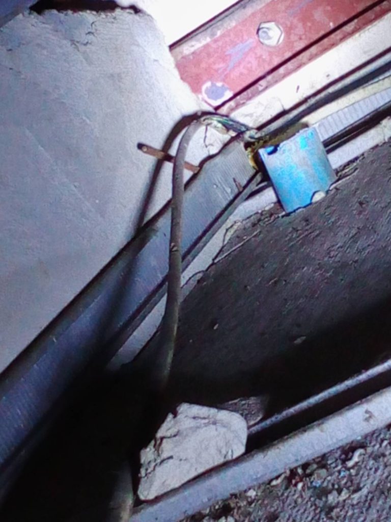 สายไฟบนฝ้า