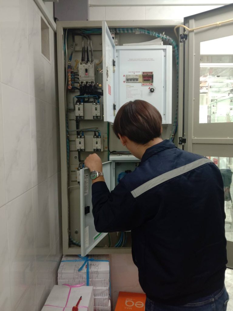 ช่างไฟฟ้าตรวจเช็กตู้ไฟ