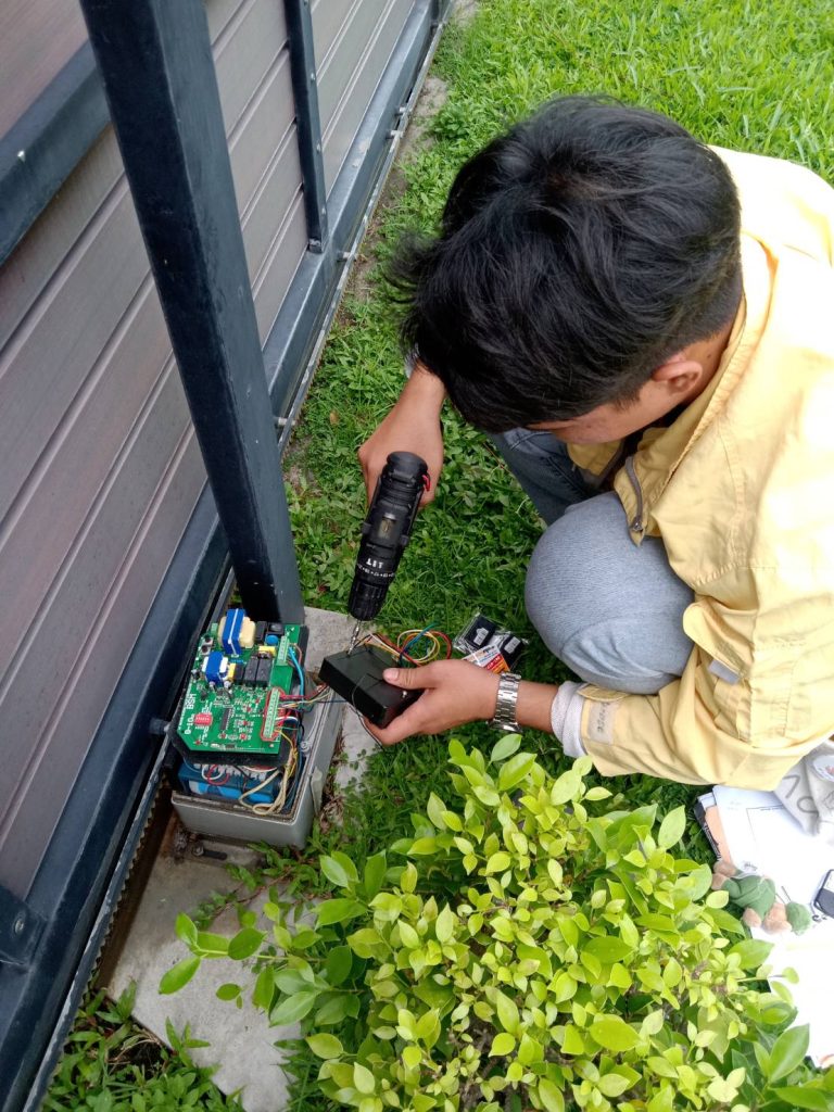 ช่างไฟฟ้าตรวจเช็กมอเตอร์ประตูรีโมท