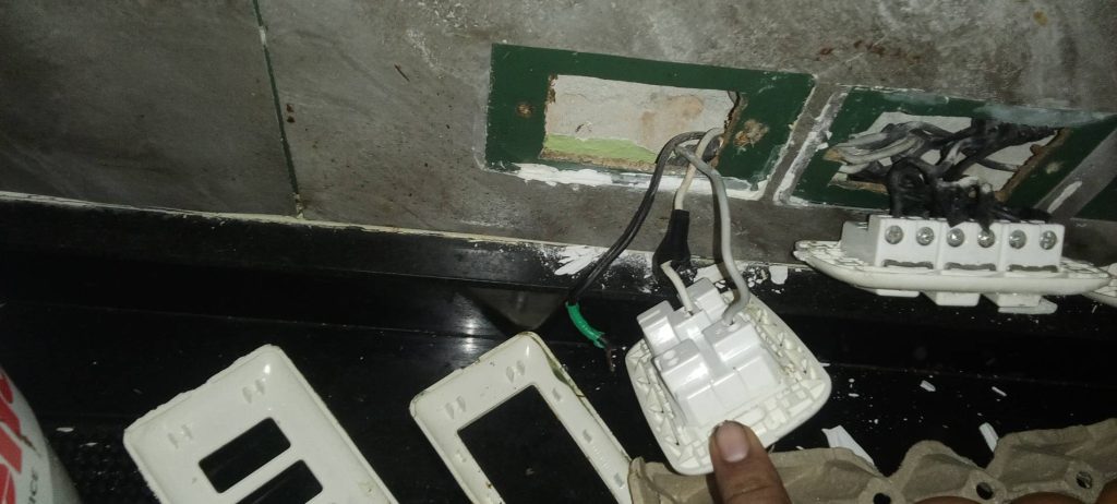 รื้อปลั๊กเช็กสายไฟ