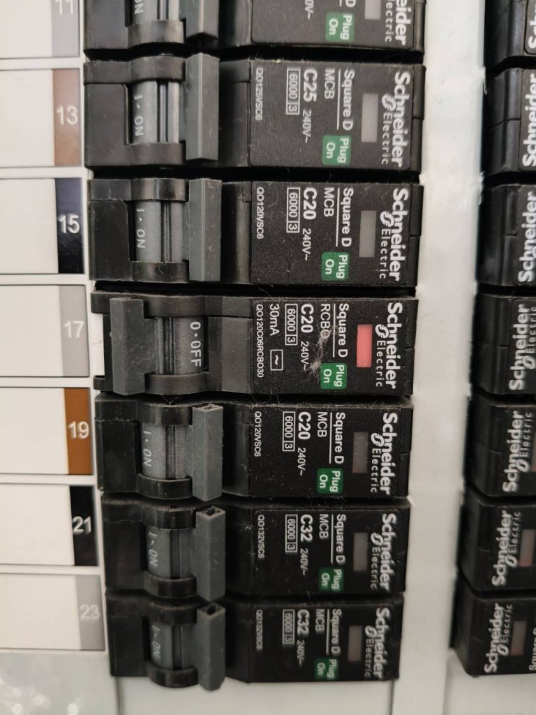 เบรกเกอร์