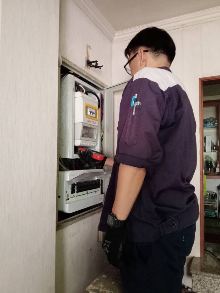 ซ่อมไฟหน้าตู้