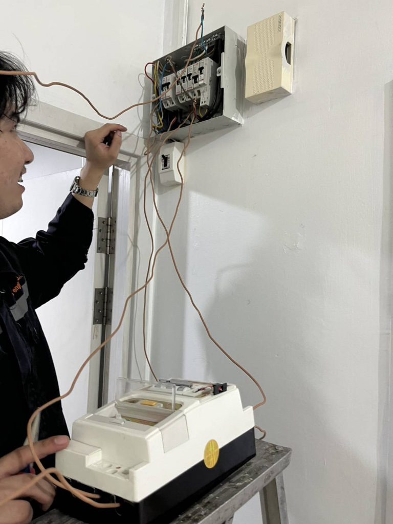 “การทดสอบระบบไฟฟ้าในตู้คอนซูมเมอร์ ด้วยเครื่องทดสอบ ELCB/RCB Tester เพื่อความปลอดภัยในการใช้งาน โดยทีมช่างไฟดอทคอม”