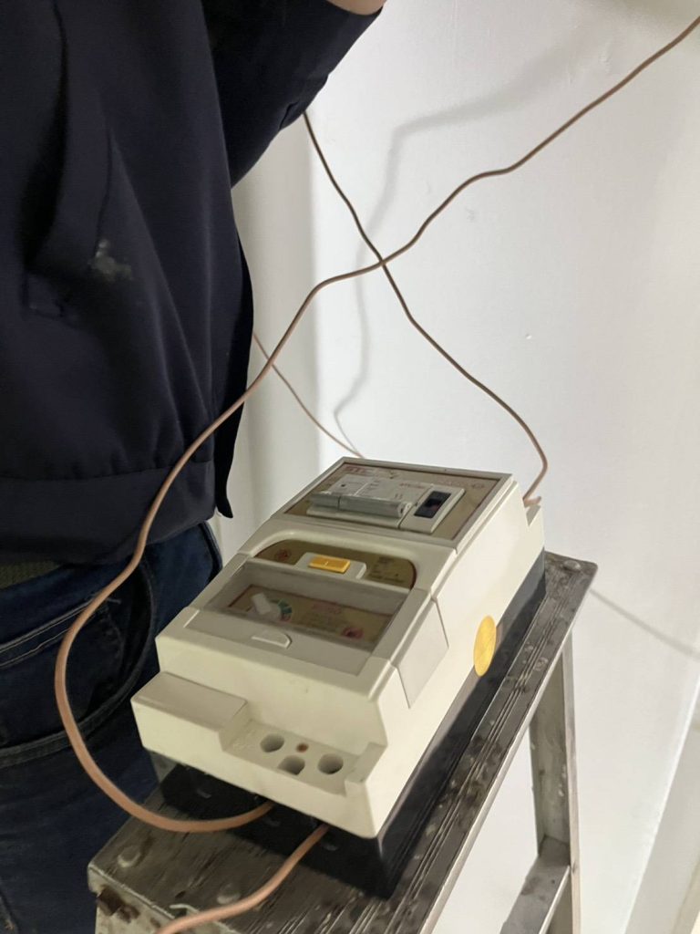 “การทดสอบระบบไฟฟ้าในตู้คอนซูมเมอร์ ด้วยเครื่องทดสอบ ELCB/RCB Tester เพื่อความปลอดภัยในการใช้งาน โดยทีมช่างไฟดอทคอม”
