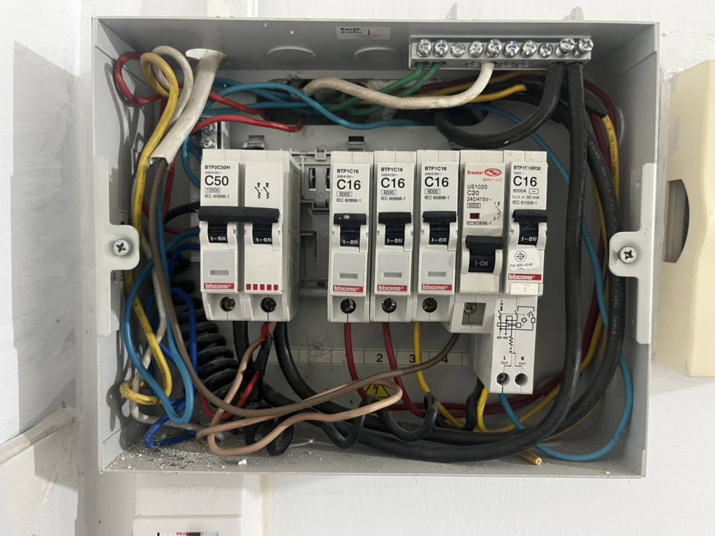 ตู้คอนซูมเมอร์