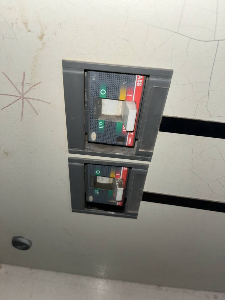 เมนเบรกเกอร์