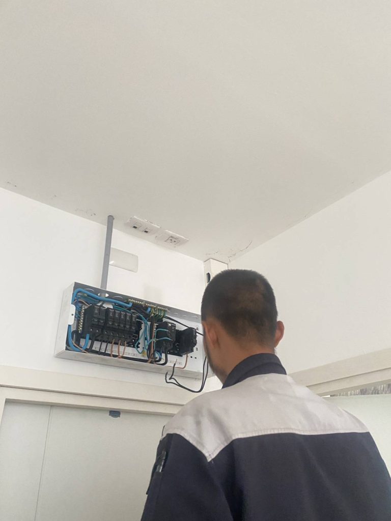 ช่างเข้าตรวจเช็กตู้คอนซูมเมอร์