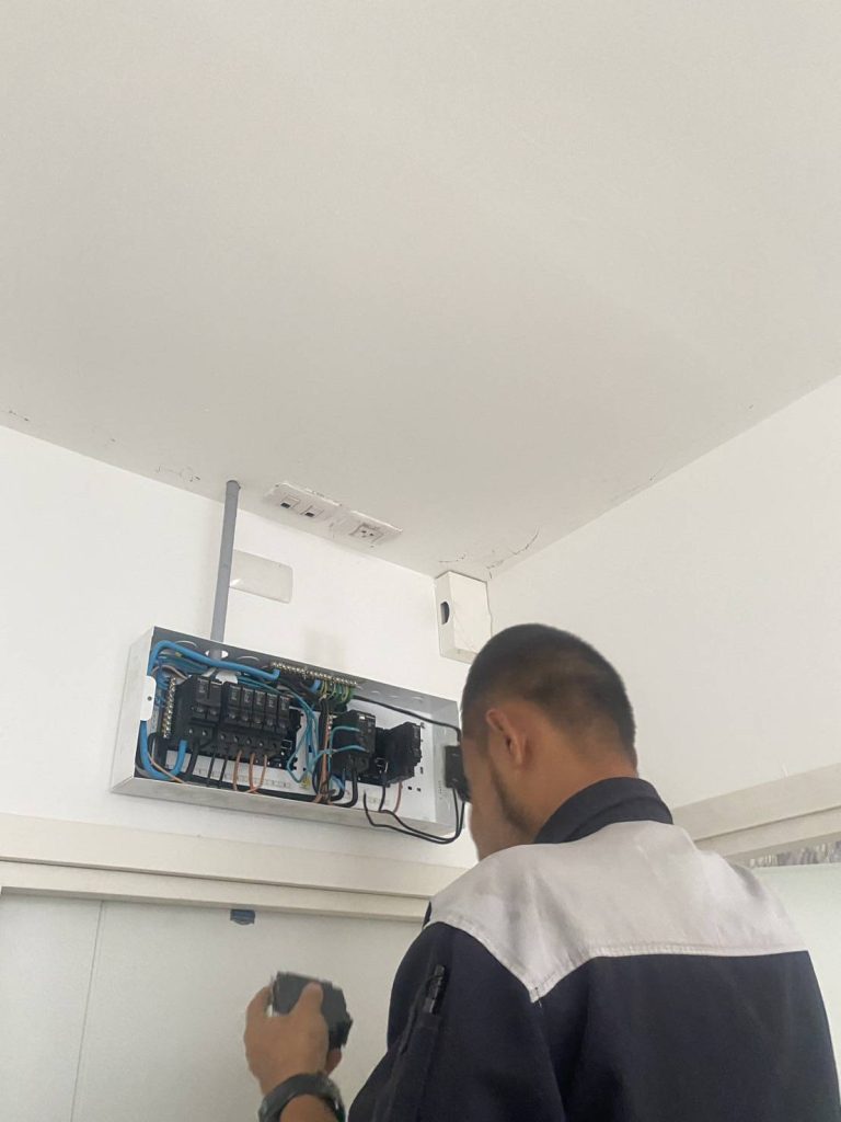 ช่างเข้าตรวจเช็กตู้คอนซูมเมอร์