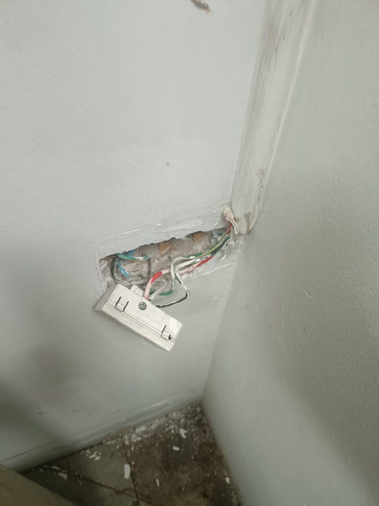 ติดตั้งปลั๊กไฟ