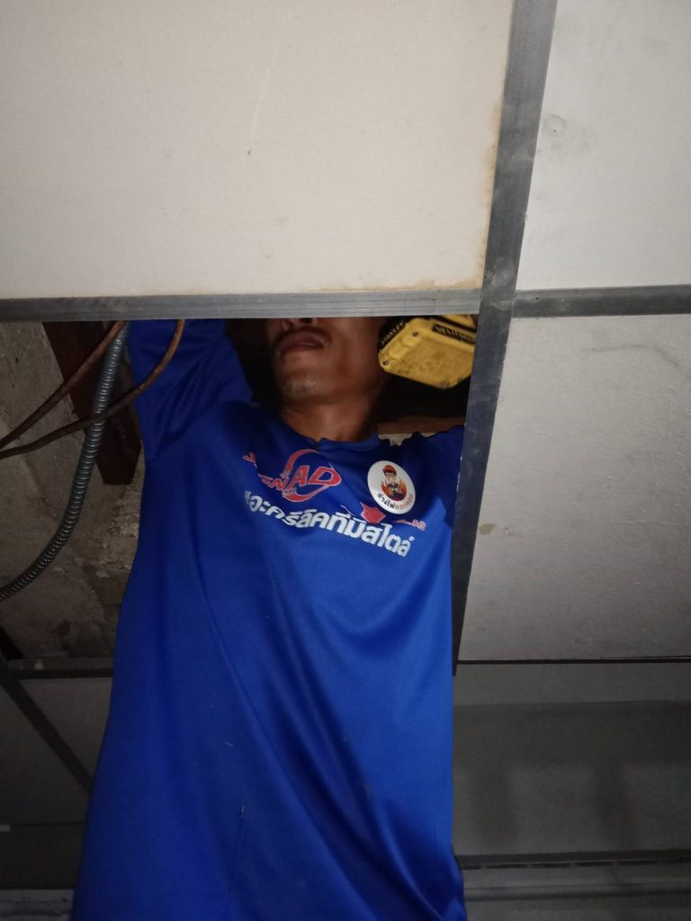 เปิดฝ้าเช็กสายไฟ