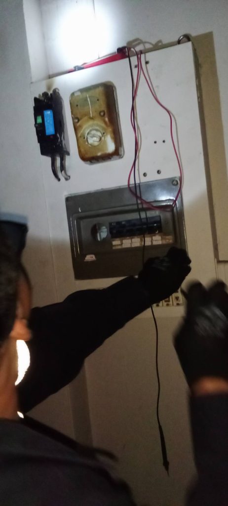 ซ่อมไฟหน้าตู้