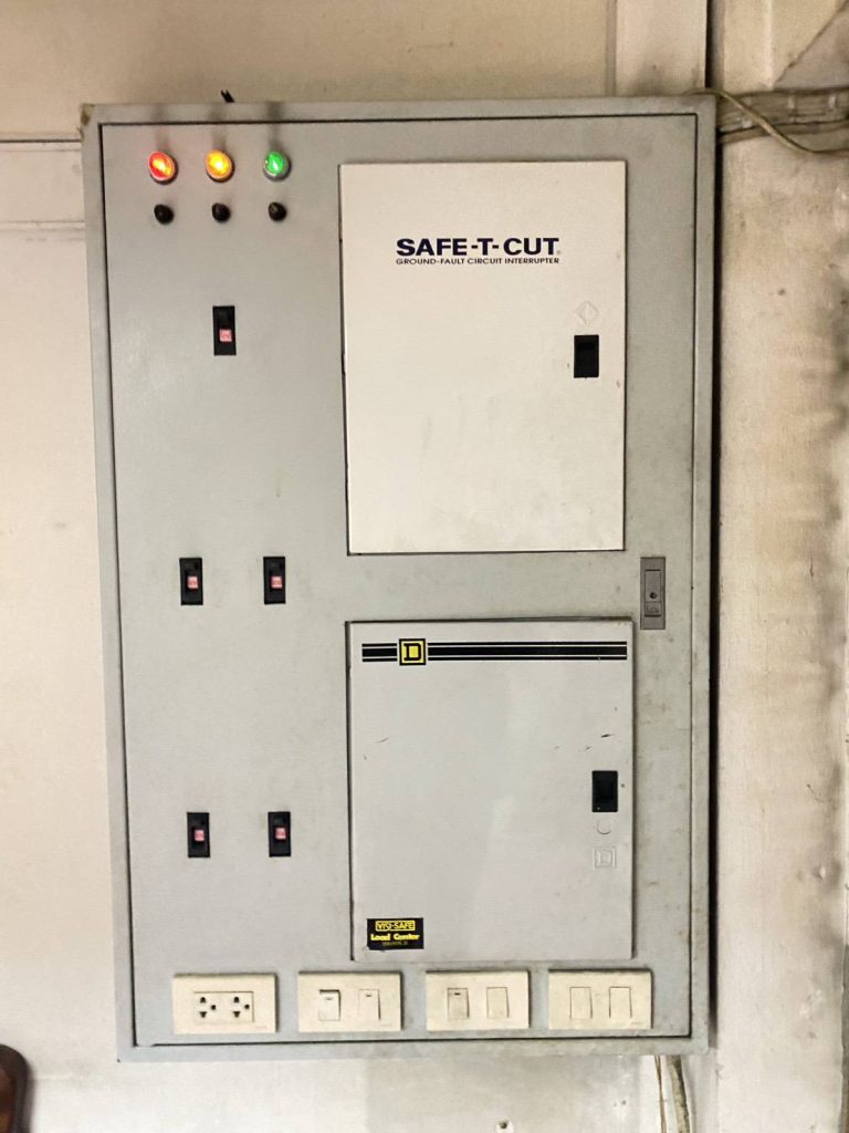 ตู้เบรกเกอร์และSAFE-T-CUT