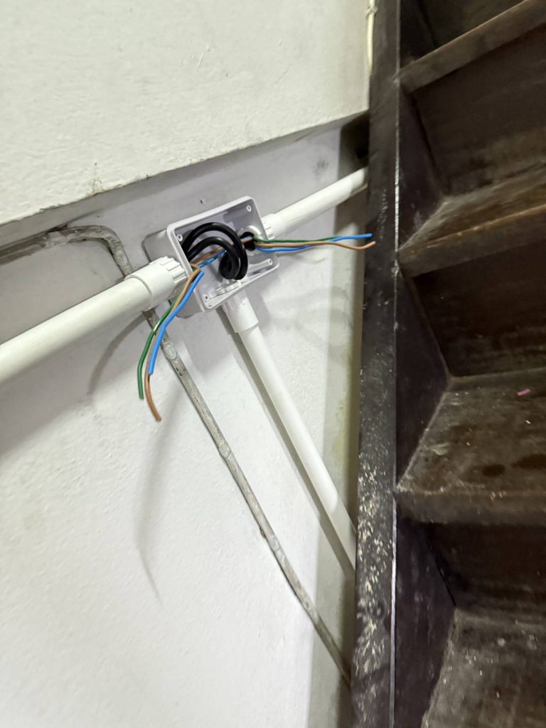 งานเดินท่อร้อยสายไฟ