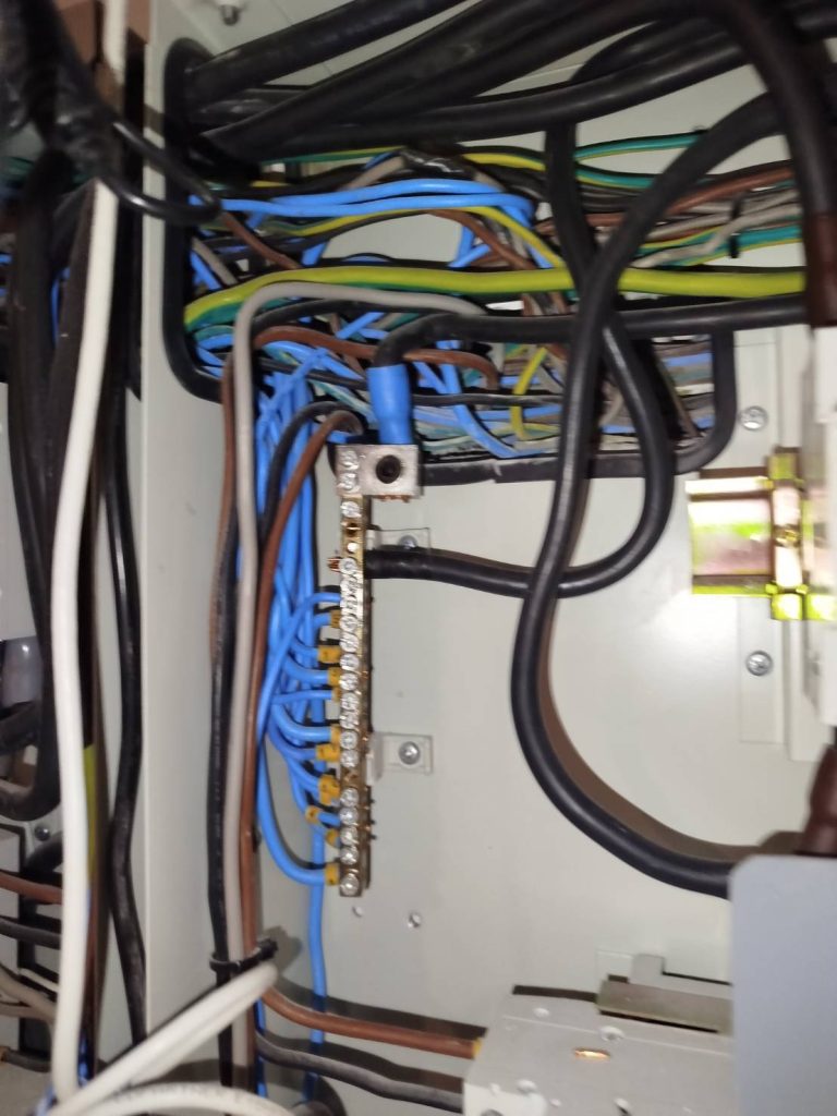 จุดติดตั้งสายไฟในตู้โหลดเซ็นเตอร์