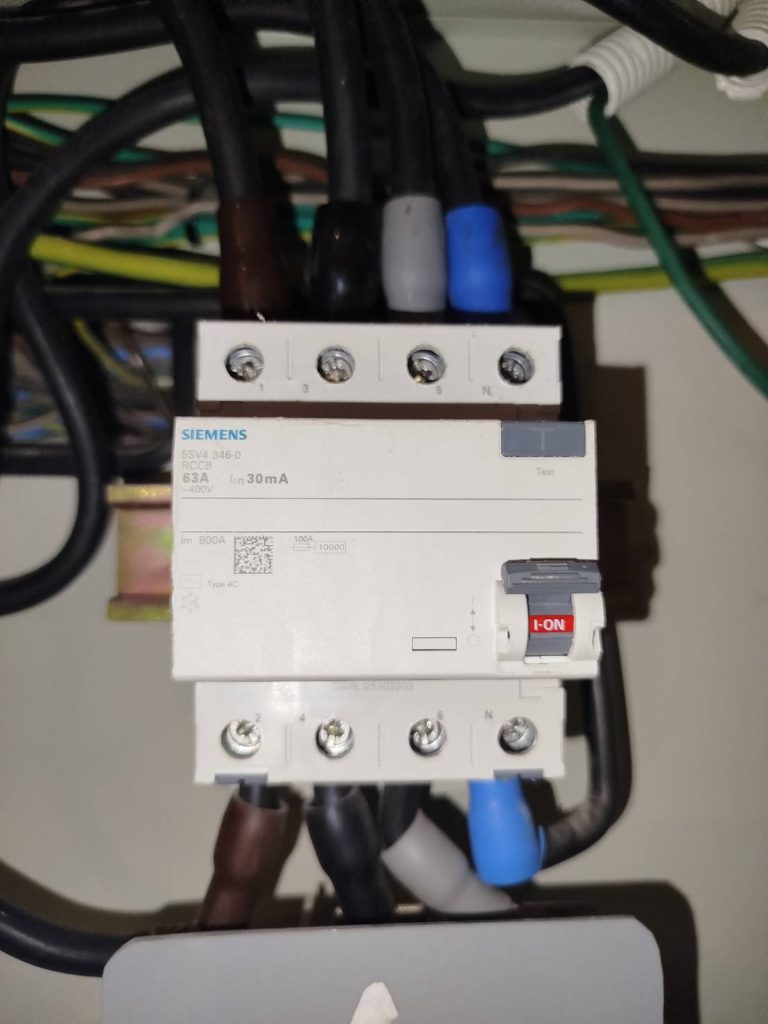 เมนเบรกเกอร์