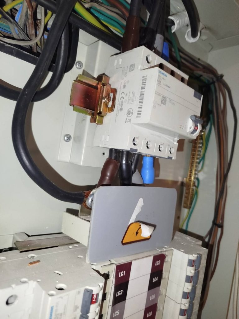 เมนเบรกเกอร์